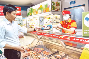 Người dân mua thịt heo an toàn trong một siêu thị Satramart (Ảnh CTV) Nguy cơ mất an toàn vẫn hiện hữu