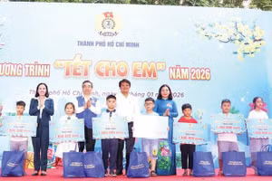 Liên đoàn Lao động Thành phố Hồ Chí Minh tổ chức chương trình tặng quà Tết cho con em đoàn viên, người lao động.