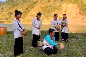 Nghệ nhân Lò Thị Chướng hướng dẫn Đội văn nghệ bản Nậm Sảo 1 tập luyện điệu múa truyền thống.