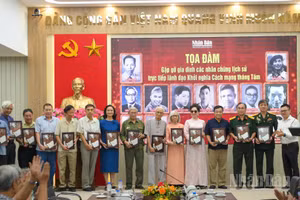 Tổng Biên tập Báo Nhân Dân Lê Quốc Minh trao những món quà tri ân tới các gia đình nhân chứng lịch sử. (Ảnh: THẾ ĐẠI)