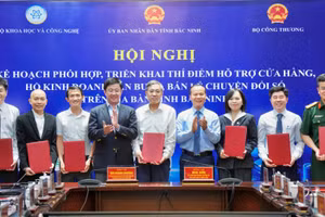 Trao Thỏa thuận hợp tác triển khai thí điểm hỗ trợ cửa hàng, hộ kinh doanh bán buôn, bán lẻ chuyển đổi số trên địa bàn tỉnh Bắc Ninh. (Ảnh: Bộ Khoa học và Công nghệ)