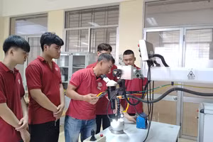 Nhân lực chất lượng cao là một trong những yếu tố quan trọng thu hút FDI. Ảnh: VĂN HỌC