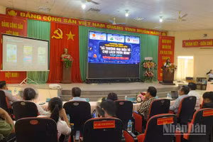 Ra mắt mô hình "Xã thương mại điện tử-Chợ Lách vươn mình". (Ảnh: BÁ DŨNG)