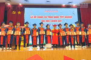 Phó Giáo sư, Tiến sĩ Lương Minh Cừ, Hiệu trưởng Trường đại học Cửu Long trao bằng tốt nghiệp cho những cử nhân đạt loại giỏi. (Ảnh: BÁ DŨNG)