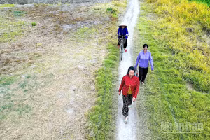 Người dân tuyến bờ Đông Kênh Đê trong mong mỏi chính quyền tỉnh Cà Mau quan tâm, đầu tư nâng cấp, sửa chữa con đường để cải thiện đời sống, sinh hoạt và sản xuất. (Ảnh: Hữu Tùng, tháng 7/2026)