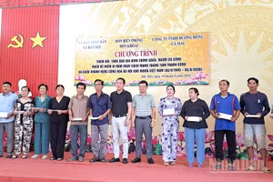 Đại diện chính quyền xã Đất Mũi và doanh nghiệp trao tặng quà cho gia đình chính sách, chiều 19/8. (Ảnh: ĐÌNH THẮNG)