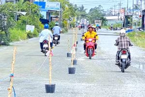 Quốc lộ 63 đoạn qua xã Trí Phải (tỉnh Cà Mau) đang được tiến hành duy tu, cải tạo. (Ảnh HỮU TÙNG)