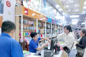 Không khí mua sắm trang thiết bị, dụng cụ học tập và sách giáo khoa khá nhộn nhịp tại các điểm bán lẻ sách tại vùng nội thị Cà Mau. (Ảnh: HỮU TÙNG)