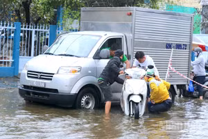 Đường Nguyễn Trãi (phường An Xuyên, tỉnh Cà Mau) bị ngập do mưa lớn, triều cường. (Ảnh: HỮU TÙNG)
