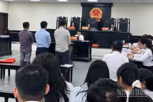 Quang cảnh phiên tòa. (Ảnh: H.N)