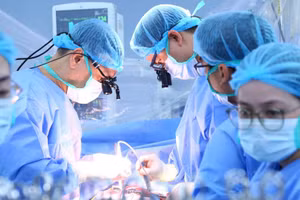 Các bác sĩ thực hiện ghép đa mô tạng từ người cho chết não tại Bệnh viện 108. (Ảnh: suckhoe&doisong.vn)