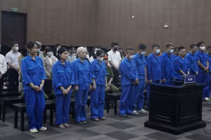 Các bị cáo tại phiên tòa. (Ảnh: PHÙNG ANH)