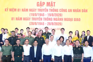 Tổng Bí thư, Chủ tịch nước Tô Lâm cùng các đồng chí lãnh đạo, nguyên lãnh đạo Đảng, Nhà nước và các đại biểu tham dự cuộc gặp mặt. (Ảnh: ĐĂNG KHOA)