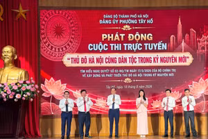 Các đại biểu phát động cuộc thi trực tuyến “Thủ đô Hà Nội cùng dân tộc trong kỷ nguyên mới”. (Ảnh: NGỌC TÚ)