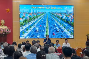 Quang cảnh hội nghị công bố dự án và chính sách bồi thường, hỗ trợ, tái định cư dự án trục không gian Quốc lộ 1A tại phường Kim Liên.