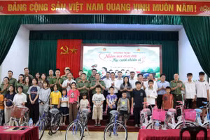 Các đơn vị và xã Tam Hưng tặng quà cho các em học sinh là con gia đình chính sách.