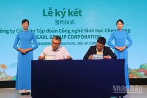 Ký kết hợp tác giữa đại diện doanh nghiệp hai bên tại chương trình. (Ảnh: HẬU NGUYỄN)