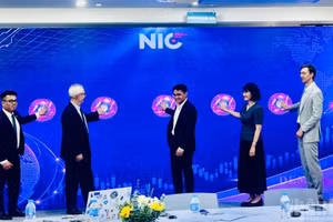 Các đại biểu với nghi thức khởi động chương trình. (Ảnh: HNV)
