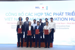 Các đại diện hai bên Việt Nam-Nhật Bản ký kết các biên bản ghi nhớ hợp tác tại diễn đàn. (Ảnh: MINH ĐỨC)