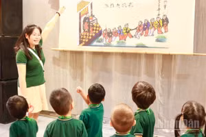 Trẻ em khám phá nét đẹp văn hóa truyền thống trong mùa Trung thu tại Phố cổ Hà Nội. (Ảnh: GIANG NAM)