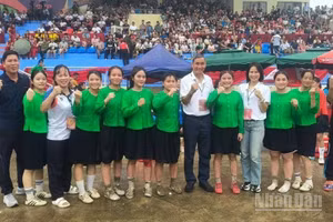 Đội bóng nữ chủ nhà Lâm Thượng cùng ông Mai Đức Chung, cựu huấn luyện viên đội tuyển bóng đá nữ Việt Nam sau trận thắng. (Ảnh: THANH SƠN)