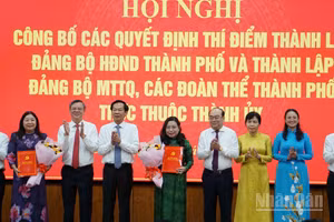 Lãnh đạo Thành ủy Cần Thơ trao quyết định cho lãnh đạo đảng bộ trực thuộc. (Ảnh: THANH TÂM)