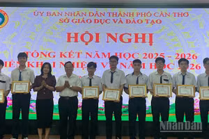 Cần Thơ tặng Giấy khen cho các học sinh đạt điểm cao trong kỳ thi tốt nghiệp trung học phổ thông. (Ảnh: THANH TÂM)