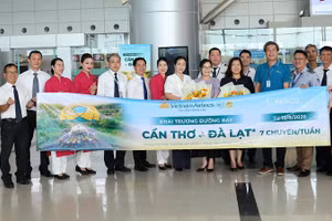 Lãnh đạo Cần Thơ và các đơn vị chúc mừng lễ khai trương đường bay Cần Thơ-Đà Lạt. (ẢNH: PHẠM TRUNG)