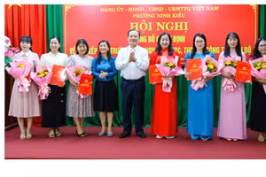 Lãnh đạo phường Ninh Kiều và Sở Giáo dục và Đào tạo Cần Thơ trao quyết định bổ nhiệm lãnh đạo các cơ sở giáo dục trên địa bàn phường. Ảnh: HỒNG PHƯỚC