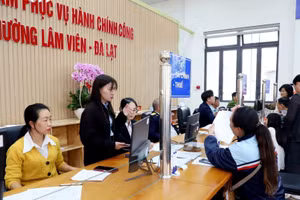 Người dân thực hiện thủ tục hành chính tại Trung tâm phục vụ hành chính công phường Lâm Viên - Đà Lạt.
