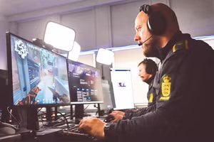Nhiều bạn trẻ còn để lại bình luận vui: “Vậy là họ còn được công khai chơi game trong giờ làm việc”!