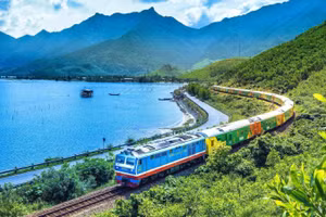 Đoàn tàu giữa không gian hùng vĩ, nên thơ của "thiên hạ đệ nhất hùng quan" Hải Vân. (Ảnh Trần Ngọc Tiến, Xí nghiệp Đầu máy Sài Gòn) 