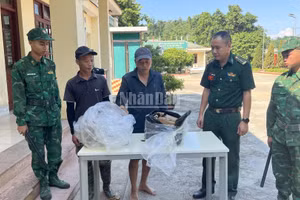 Bộ đội biên phòng Cửa khẩu quốc tế Lào Cai cùng 2 đối tượng kiểm đếm tang vật