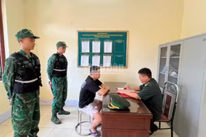 Bộ đội Biên phòng cửa khẩu quốc tế Lào Cai lấy lời khai đối tượng.