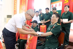 Bí thư Tỉnh ủy Phú Thọ Phạm Đại Dương trao quà của Tổng Bí thư, Chủ tịch nước Tô Lâm cho các thương, bệnh binh.