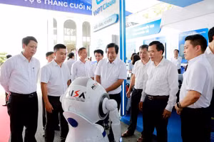 Lãnh đạo tỉnh Phú Thọ tham quan gian trưng bày về phát triển khoa học-công nghệ, chuyển đổi số tại hội nghị sơ kết sáu tháng đầu năm 2026.