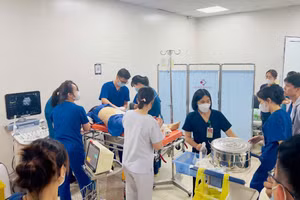 Các y, bác sĩ Bệnh viện Sản Nhi Phú Thọ kích hoạt báo động đỏ cấp cứu cho người bệnh. (Ảnh: Ngọc Long)