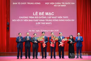 Ban cán sự lớp học tặng hoa và chụp ảnh lưu niệm với Ban chỉ đạo Chương trình bồi dưỡng, cập nhật kiến thức đối với Ủy viên Ban Chấp hành Trung ương Đảng khóa XIV (Lớp thứ nhất). (Ảnh: BẢO LONG)