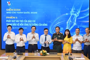 Đồng chí Lê Quốc Minh, Ủy viên Trung ương Đảng, Tổng Biên tập Báo Nhân Dân, Phó Trưởng Ban Tuyên giáo và Dân vận Trung ương, Chủ tịch Hội Nhà báo Việt Nam chụp ảnh cùng các diễn giả tham dự phiên thảo luận. 