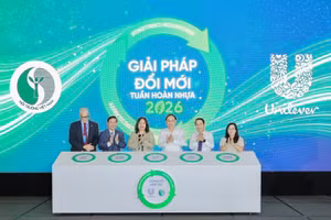 Thứ trưởng Nông nghiệp và Môi trường Lê Công Thành và các đại biểu thực hiện nghi thức phát động cuộc thi "Giải pháp Đổi mới tuần hoàn nhựa 2026".