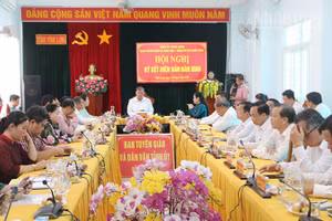 Hội nghị bàn giao tham mưu về công tác dân vận sang Đảng ủy Mặt trận Tổ quốc Việt Nam tỉnh Vĩnh Long. (Ảnh: MINH KHỞI)