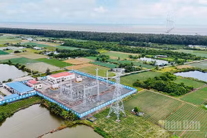 Hạ tầng truyền tải điện thuộc dự án Nhà máy điện gió V1-7, tại xã Đông Hải, tỉnh Vĩnh Long. (Ảnh: MINH KHỞI)