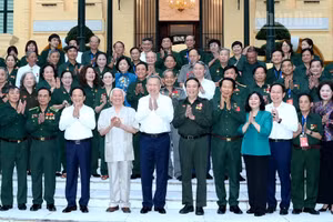 Tổng Bí thư, Chủ tịch nước Tô Lâm với các đồng chí lãnh đạo Đảng, Nhà nước và các đại biểu tham dự gặp mặt. (Ảnh: ĐĂNG KHOA)