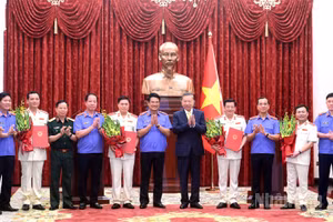 Tổng Bí thư, Chủ tịch nước Tô Lâm và các đại biểu chúc mừng các đồng chí vừa được bổ nhiệm chức danh Kiểm sát viên Viện Kiểm sát nhân dân tối cao. (Ảnh: ĐĂNG KHOA)