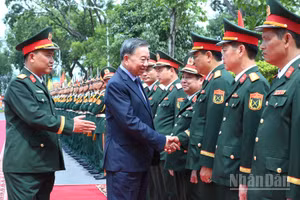Tổng Bí thư, Chủ tịch nước Tô Lâm, Bí thư Quân ủy Trung ương với cán bộ chỉ huy Sư đoàn 308, Quân đoàn 12, Bộ Quốc phòng. (Ảnh: ĐĂNG KHOA)