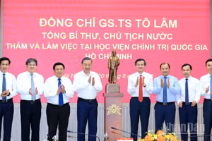 Tổng Bí thư, Chủ tịch nước Tô Lâm trao bức tượng Chủ tịch Hồ Chí Minh tặng Học viện Chính trị quốc gia Hồ Chí Minh. (Ảnh: ĐĂNG KHOA)
