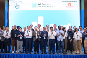 Các đồng chí lãnh đạo Hội Nhà báo Việt Nam và các đại biểu tham dự Diễn đàn Trí tuệ nhân tạo WAN-IFRA 2026.