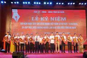Các đồng chí lãnh đạo tỉnh trao biểu trưng tôn vinh nhà báo tiêu biểu tỉnh Hà Nam qua các thời kỳ.