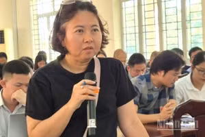 Đại diện Công ty Trách nhiệm hữu hạn cao su Thành Lễ giải trình nguyên nhân dẫn đến các chỉ số quan trắc bất thường thời gian qua.
