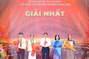 Ủy viên Trung ương Đảng, Chủ tịch Hội đồng nhân dân tỉnh Tây Ninh Nguyễn Mạnh Hùng và Trưởng ban Tuyên giáo và Dân vận Tỉnh ủy Tây Ninh Nguyễn Thị Xuân Hương trao thưởng cho các tác giả đạt giải Nhất.